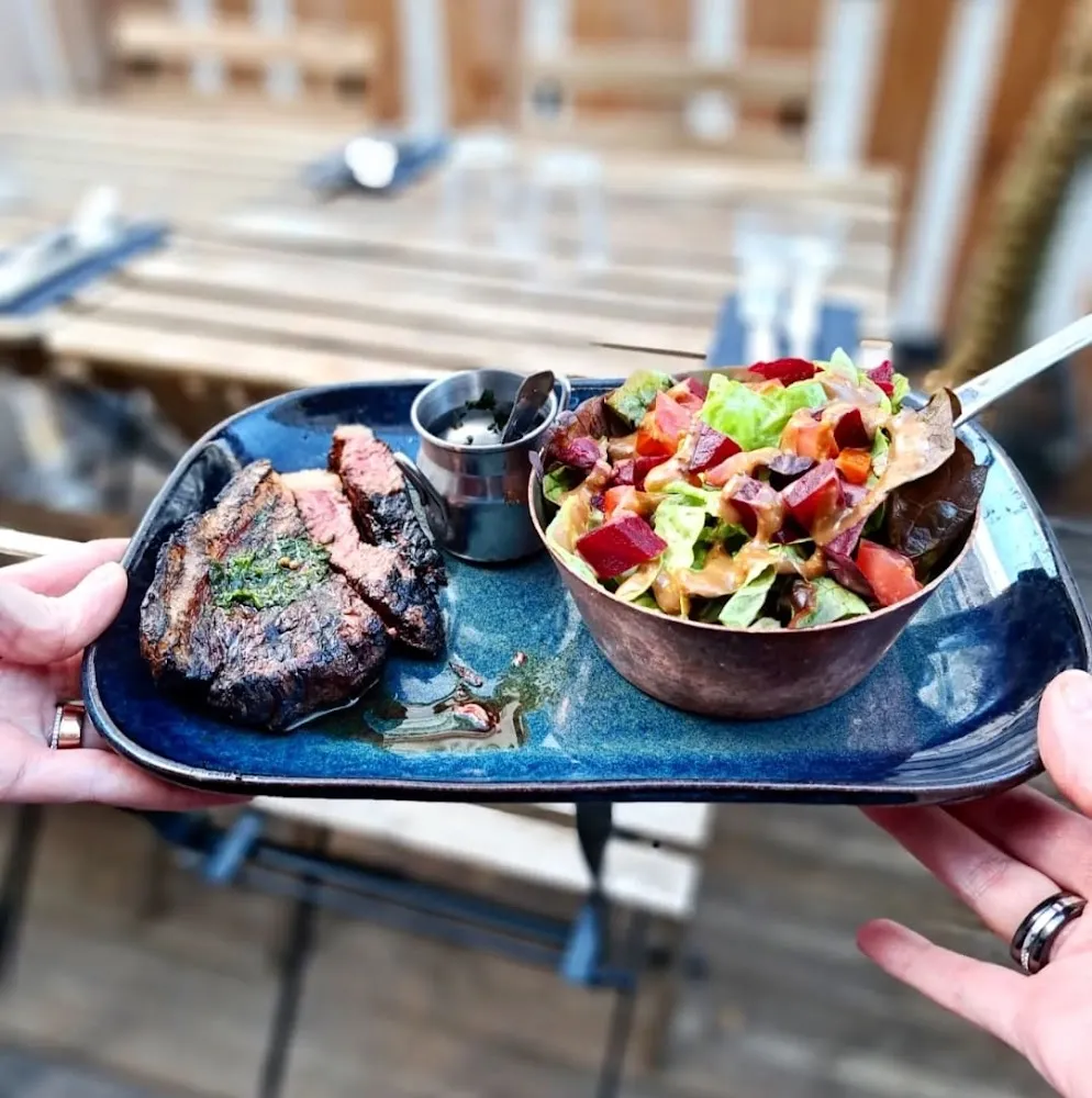 Picanha de Bœuf Angus Sauce Chimichurri Accompagnée d'une Salade Fraicheur